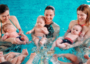 Nepříjemný zážitek na kurzu plavání pro miminka: Žena obvinila další maminku, že si oblékla nevhodné plavky