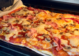 Domácí pizza na plech: Bude vám chutnat víc než z pizzerie