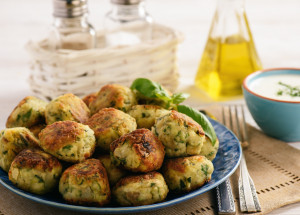 Cuketové kuličky se sýrem: Tento slaný recept z cukety podávejte s bramborovou kaší