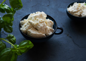 Domácí lučina ze 2 ingrediencí má snadnou přípravu a delikátní chuť. Vyzkoušejte následující recept