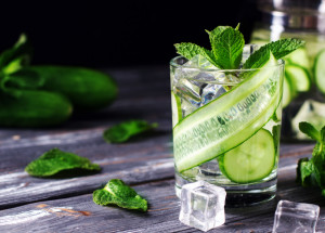 Okurková voda osvěžuje a pomáhá při hubnutí. Navíc skvěle chutná a je plná vitaminů a minerálů