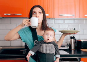 Fotky párů před dítětem a po dítěti dostanou každého rodiče. Poznáváte se v nich také?