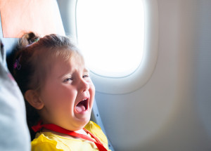 Dvouletá holčička si nechtěla v letadle nasadit roušku. Letuška jí chtěla ochranu dýchacích cest přilepit izolepou