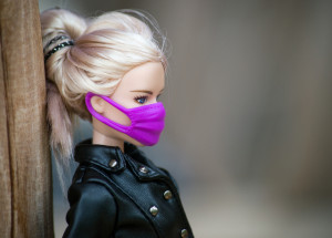 Mattel vytvořil panenku Barbie podle vědkyně Sarah Gilbert. Tato žena se podílela na vývoji vakcíny AstraZeneca