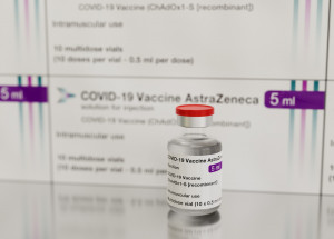 Britská moderátorka zemřela po očkování proti covidu. Pitva potvrdila, že její smrt souvisí s vakcínou AstraZeneca