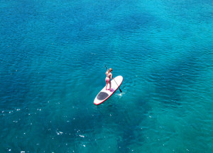 Paddleboardistku překvapila u argentinského pobřeží zvědavá velryba. Podívejte se na video z dronu