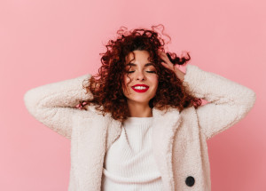 Jak si natočit vlasy bez kulmy? Dva jednoduché triky, které zvládne každá žena!