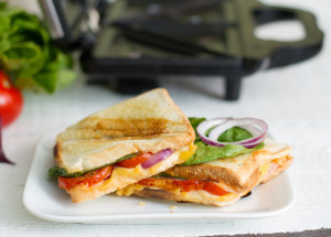 Nejlepší recepty na zapečené tousty: Rychlou svačinu či večeři připravíte naslano i nasladko