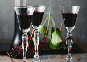 Recept na bezinkový likér: Naše babičky jej užívaly na zahřátí i jako lék