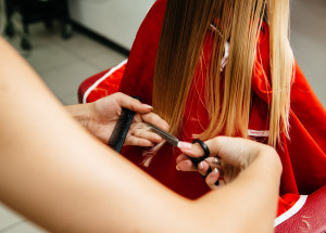 Holčička si od narození nestříhala vlasy. Zhlédněte na videu, jak dopadla po první návštěvě kadeřníka