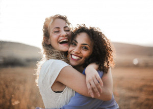 Nejlepší kamarádky se poprvé viděly úplně nahé. Šok, nebo příjemné překvapení?