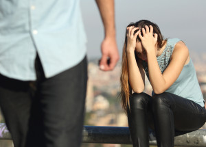 Jak prožívají rozchod muži? Na rozdíl od žen na ně bolest z odloučení dolehne později