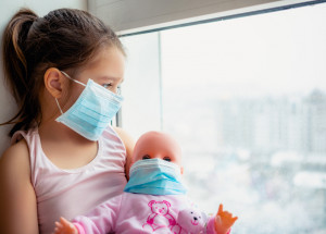 Lehký, střední, těžký a kritický průběh covidu u dětí: Jak jej poznat a kdy vyhledat pomoc radí rodičům slovenské ministerstvo zdravotnictví