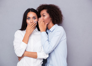 Jak se nejúčinněji chránit proti pomluvám? Psychologové v tom mají jasno