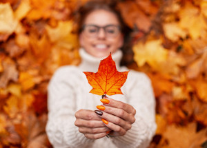 Nehtové trendy podzimu 2021: Barevná francouzská manikúra, teplé odstíny a motivy listů