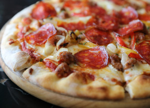 Pravá italská pizza, kterou si jednoduše uděláte doma. Tohle stojí za vyzkoušení