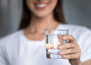 Trápí vás časté migrény či vysoký krevní tlak? Pomohou vám 4 sklenice vody