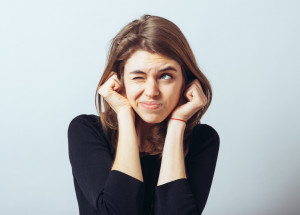 Hučení a pískání v uších: Jaké jsou jeho příčiny a co na něj pomáhá?