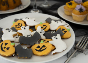 Recept na halloweenské sušenky s černým kakaem: Lebky, dýně, pavučiny či kočky dozdobte bílkovou polevou