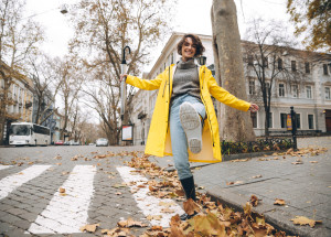 Pastelově žlutá a citronově žlutá jako trendy barvy podzimu 2021 a zimy 2022: Jak je nosit, aby vám slušely?