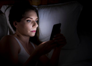 Proč nespat s mobilem u hlavy: Zaděláváte si hned na několik problémů