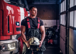 Sexy australští hasiči nafotili charitativní kalendář na rok 2022. Letos přidali i speciální letní edici