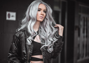 Influencerka si první šediny našla už v pubertě. Dnes má 31 let a její vlasy vás dostanou