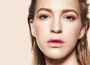 Husté obočí u žen: Trend roku 2021, kterému přeje přirozenost