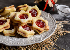 Tradiční linecké cukroví: Příprava těsta, vyvalování, vykrajování, pečení a slepování mají několik pravidel