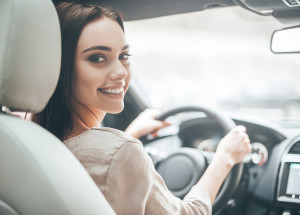 Jak při řízení držíte volant? Dokonce i tohle prozradí, jací ve skutečnosti jste