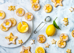 Recept na makové linecké s citronovým krémem. Letošní hit mezi vánočním cukrovím dostane i vás