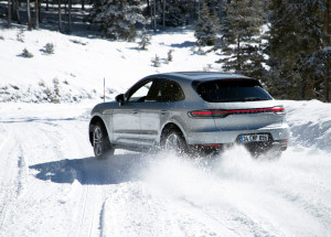Co dělat, když dostanete smyk? Na brzdu zapomeňte, řiďte se radami Policie ČR