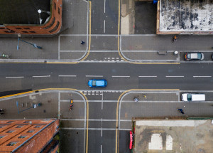 Kdo má přednost na této rušné křižovatce? Jen zlomek řidičů odpoví správně