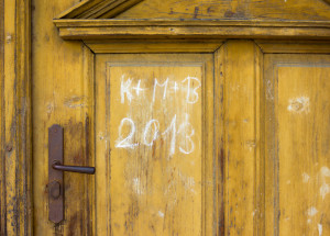 Zvyky a tradice na svátek Tří králů: Víte, co znamená K+M+B napsané křídou na dveřích?