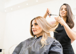 Trendy účesem roku 2022 je dámský střih octopus neboli chobotnice. Jak se vám líbí?