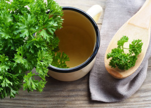 Jak se zbavit otoků nohou? Tento čaj z petržele dělá skutečné divy