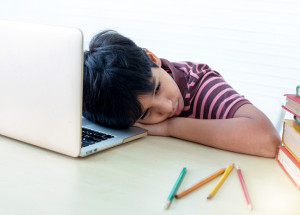 Žák druhé třídy vypočítal příklad správně, přesto dostal z matematiky pětku. Na toto smutné hodnocení upozornil Líný učitel