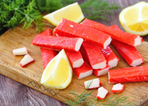 Jak se dělají krabí tyčinky surimi? S krabem mají pramálo společného