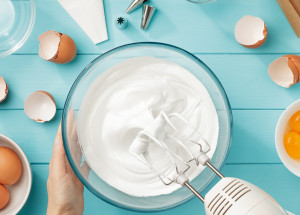 Jak ušlehat tuhý sníh z bílků? Držte se několika pravidel, která zaručí úspěch