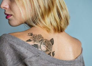 Vietnamská umělkyně Ngoc Like překrývá ženám jizvy nádherným tetováním. Vrací jim krásu i sebevědomí