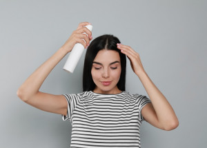 9 tipů, které vám pomohou, abyste si nemuseli mýt vlasy každý den