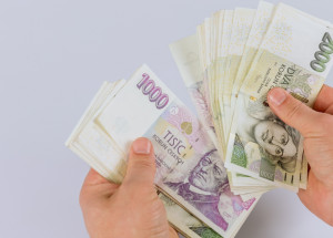 Papírové bankovky s úzkým proužkem přestanou platit 1. července 2022. Zkontrolujte si úspory i peněženku
