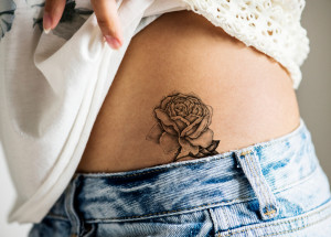 Jihokorejská tatérka Abii vytváří tetování inspirované malbou na porcelán. Místo štětce používá jehlu