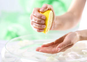 Jak může pomoct citrón v koupelně? Těchto 5 triků ocení každá domácnost