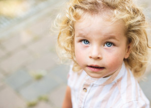 17měsíční chlapeček trpí syndromem neučesatelných vlasů. Podívejte se, jaké má háro