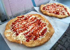 Recept na domácí langoše z kynutého těsta: Jsou krásně křupavé a nadýchané jako peříčko