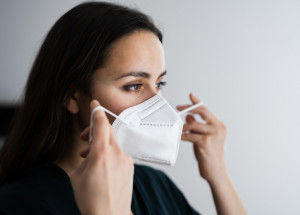 Konec respirátorů v obchodech a jiných vnitřních prostorách od 14. 3. Platí však několik výjimek