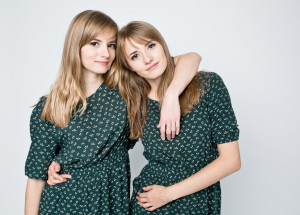 Naši synové jsou zároveň bratranci i bratři, tvrdí dvojčata Brianna a Brittany Saylerovy. Jak je to možné?