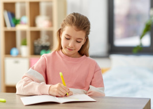 Maminku naštval domácí úkol z dějepisu, který dostala její dcera. Názory na zadání se však různí