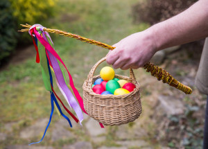 Velikonoce českých celebrit: Lucii Borhyovou prohnali koledníci, Monika Absolonová tradičně pekla ve velkém